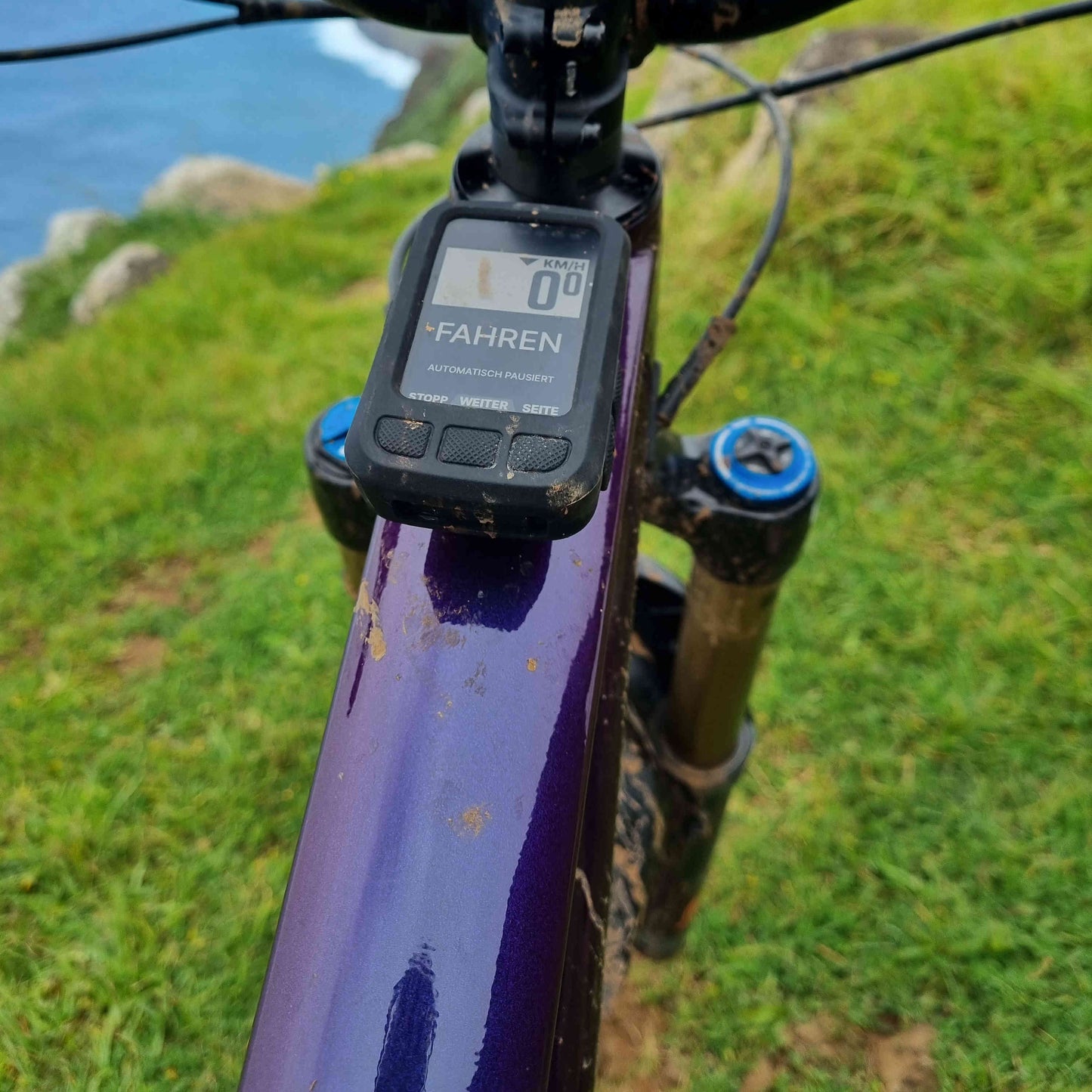Gravel and mountainbike cyclist using ZINE Core Mount Flex on a carbon frame, universal adhesive top tube mount for Garmin and Wahoo.
