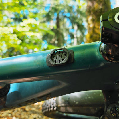 Enduro cyclist using ZINE Core Mount Flex on a carbon frame, universal adhesive top tube mount for Garmin and Wahoo.